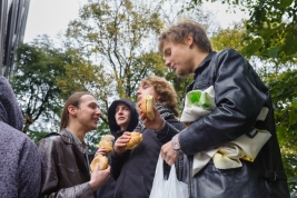 Chlopaki-z-bulkami-podczas-manifestacji-anty-bankowej-w-Warszawie-20111015