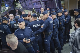 Policjanci-oddzielajacy-kontrmanifestantow-podczas-manifestacji-grup-narodowych-w-Warszawie-20190501