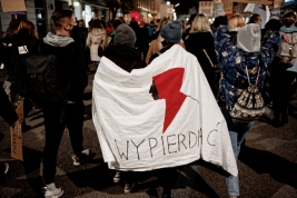 Protest-kobiet-po-wyroku-Trybunalu-Konstytucyjnego-wskazujacego-na-niezgodnosć-aborcji-z-Konstytucj
