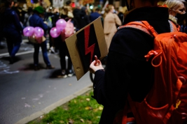 Protest-kobiet-po-wyroku-Trybunalu-Konstytucyjnego-wskazujacego-na-niezgodnosć-aborcji-z-Konstytucj