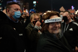 Protest-kobiet-po-wyroku-Trybunalu-Konstytucyjnego-wskazujacego-na-niezgodnosć-aborcji-z-Konstytucj