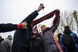 Uczestnicy-Manifestacji-Antyfaszystowskiej-podczas-selfie-Warszawa-20151107