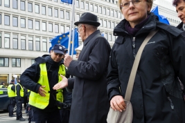 Uscisk-dloni-z-policjantem-podczas-manifestacji-Kochamy-Cie,-Europo-Warszawa-20170325