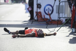 Adam-Nowicki-after-crossing-the-finish-line-of-40th-PZU-Warsaw-Marathon-20180930
