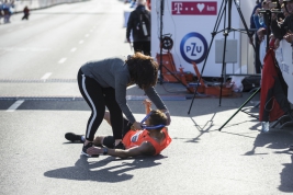 Adam-Nowicki-after-crossing-the-finish-line-of-40th-PZU-Warsaw-Marathon-20180930