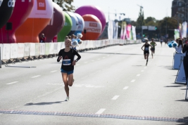 Anna-Lapinska-przekracza-mete-40-PZU-Maratonu-Warszawskiego-20180930