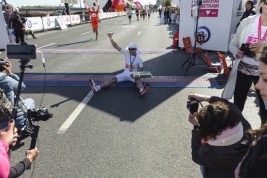 Marcin-Soszka-with-cake-at-40th-PZU-Warsaw-Marathon-20180930