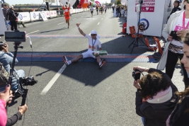 Marcin-Soszka-z-tortem-po-zakonczeniu-biegu-na-40-PZU-Maratonie-Warszawskim-20180930