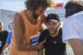 Ireneusz-Kaniewski-supports-his-colleague-after-finishing-40th-PZU-Warsaw-Marathon-20180930