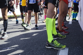 Nogi-zawodnikow-po-zakonczeniu-biegu-na-40-PZU-Maratonie-Warszawskim-20180930