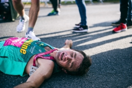 Biegacz-Wojciech-Kopeć-po-zakonczonym-biegu-na-dystansie-5km-podczas-41-PZU-Maratonu-Warszawskiego-