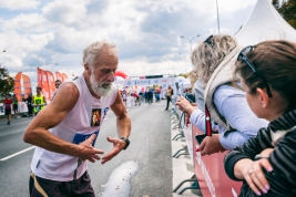 Biegacz-41-PZU-Maratonu-Warszawskiego-podczas-rozmowy-z-publicznoscia-po-zakonczonym-biegu-Warszawa-