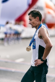 Maratonczyk-Dariusz-Nozynski-po-przekroczeniu-linii-mety-41-PZU-Maratonu-Warszawskiego-20190929