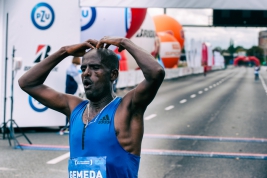 Maratonczyk-Dadi-Yami-Gemeda-na-linii-mety-41-PZU-Maratonu-Warszawskiego-20190929