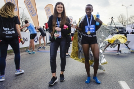 Biegaczka-Tabitha-Wambui-Oichia-po-zakoÅczonym-biegu-podczas-14-PZU-PÃ³Å-maratonu-Warszawski