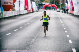 Maratonczyk-Alemu-Mekasha-Tsegaye-na-linii-mety-41-PZU-Maratonu-Warszawskiego-20190929