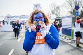 Uczestniczka-14-PZU-Pol-maratonu-Warszawskiego-po-zakonczonym-biegu-Warszawa-20190331